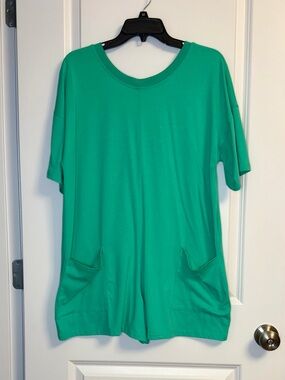 Casual Emerald Green Short-Sleeve Romper with Front Pockets